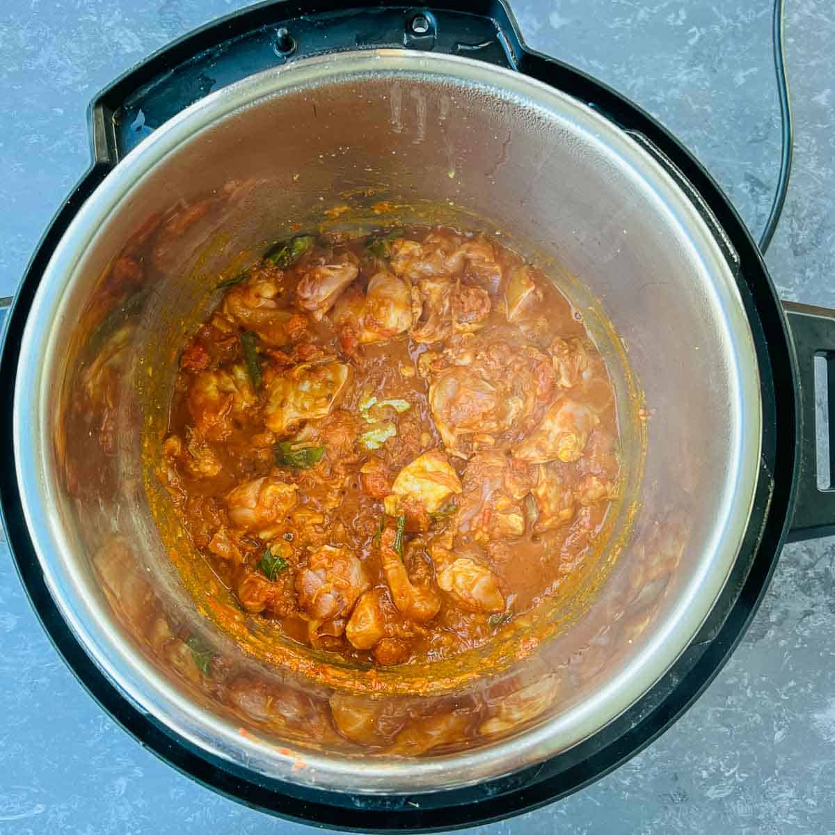 Sauted chicken in tomatoes in the Instant Pot.