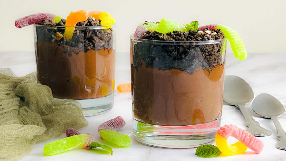 Vegan dirt pudding in two glasses.