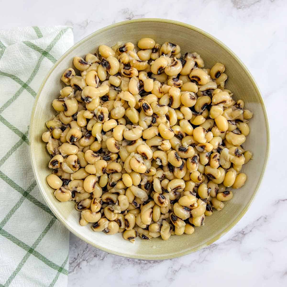 Cooked black-eyed pease in a wide bowl.