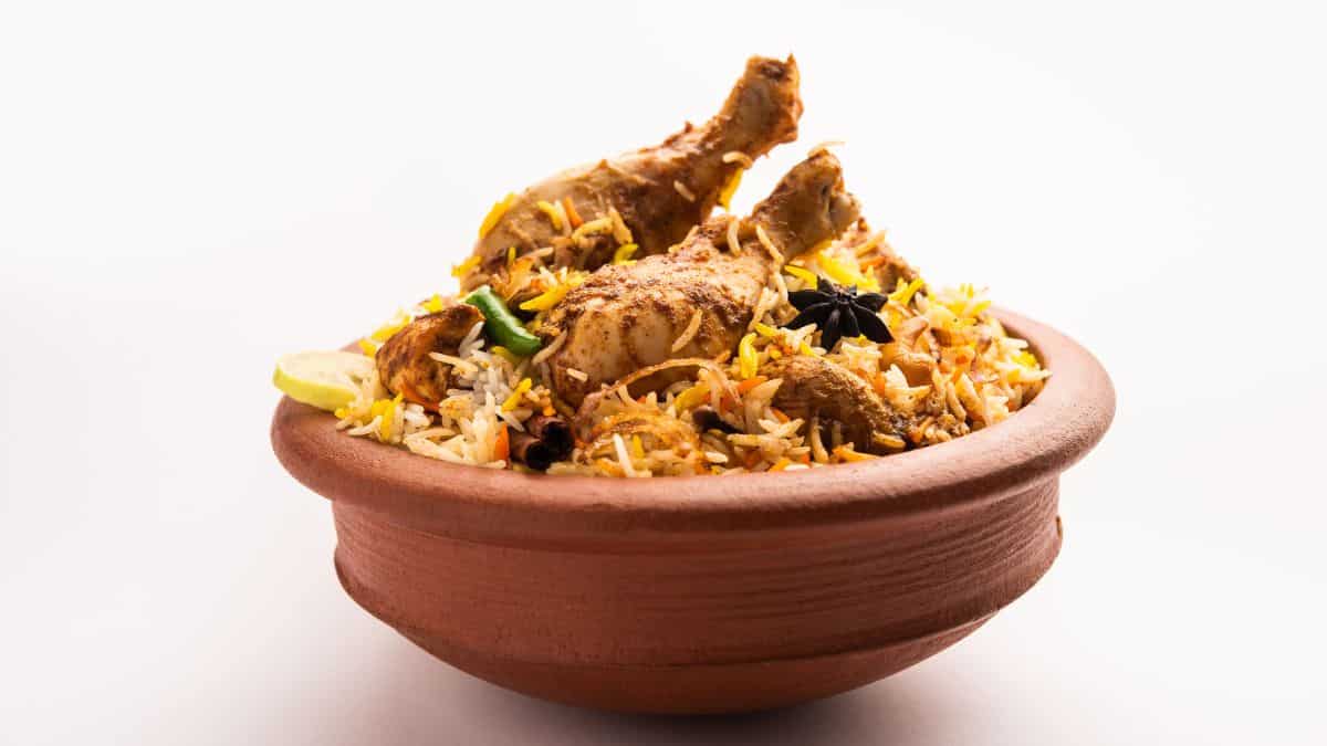 Ambur chicken biryani in a clay pot.