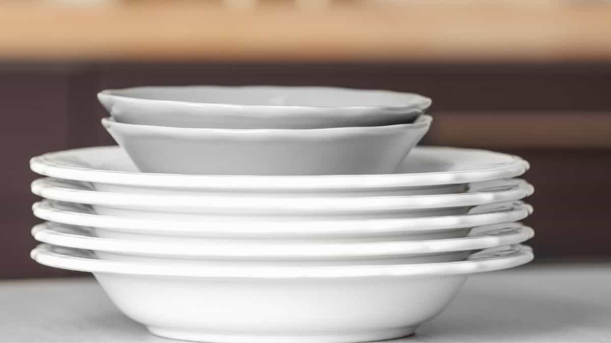 A stack of white plates.