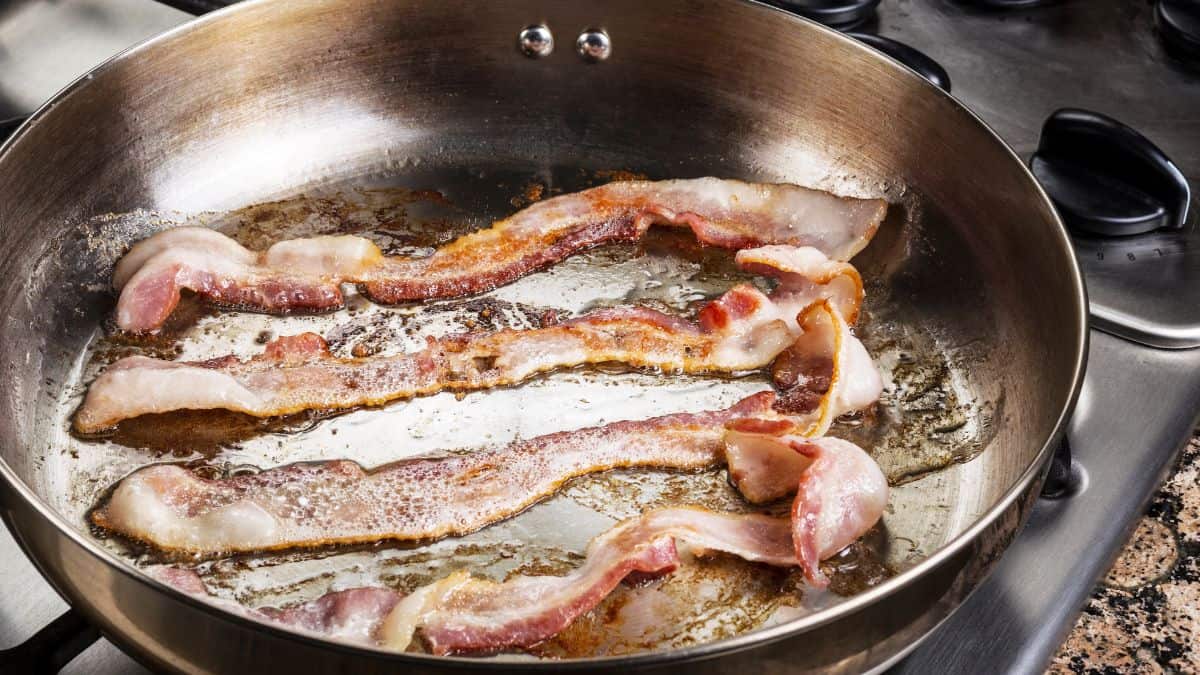 Bacon and water in a skillet.