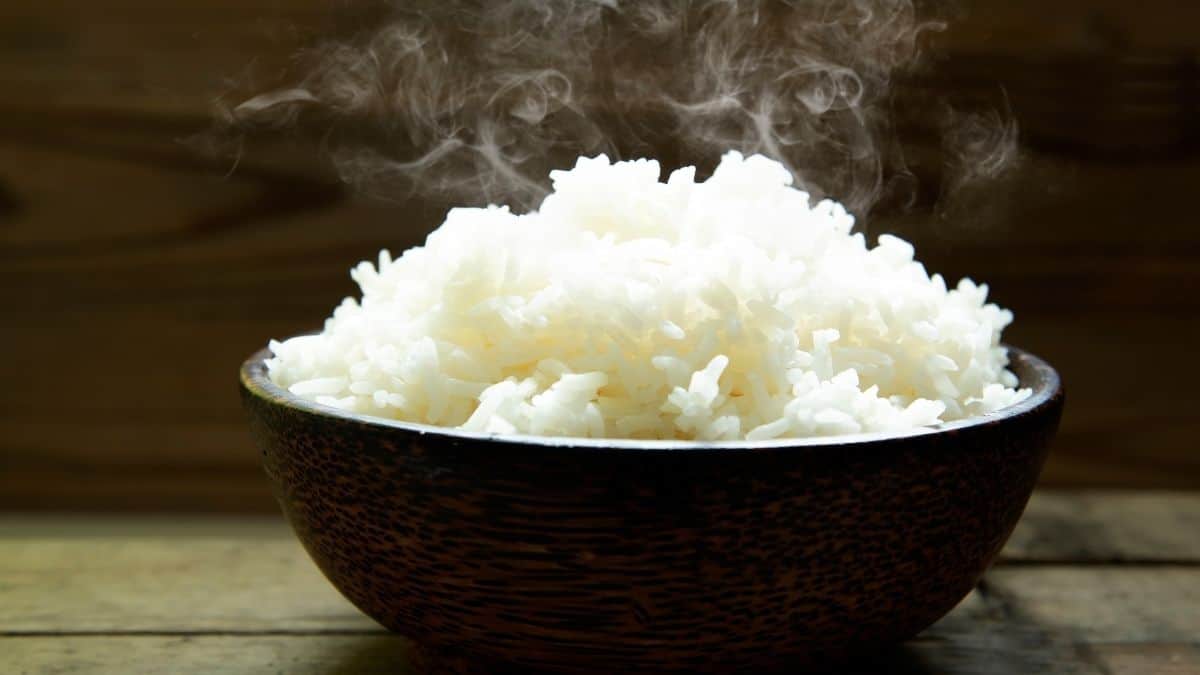 Cooked rice in a brown bowl.