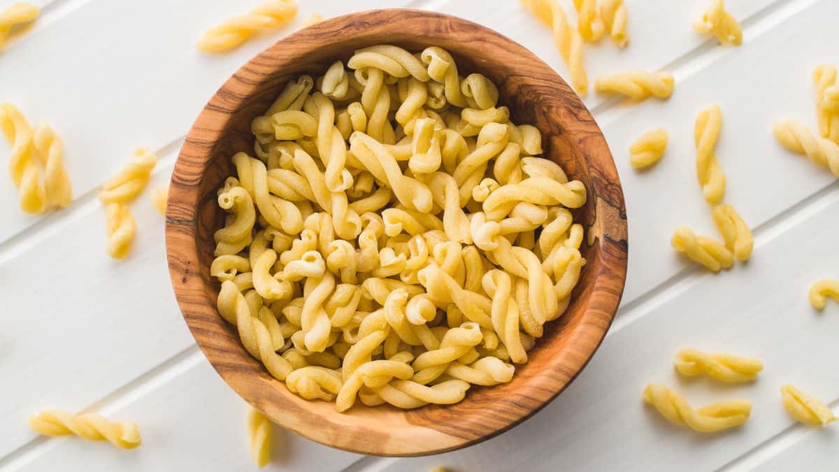 Gemelli pasta in a brown bowl.