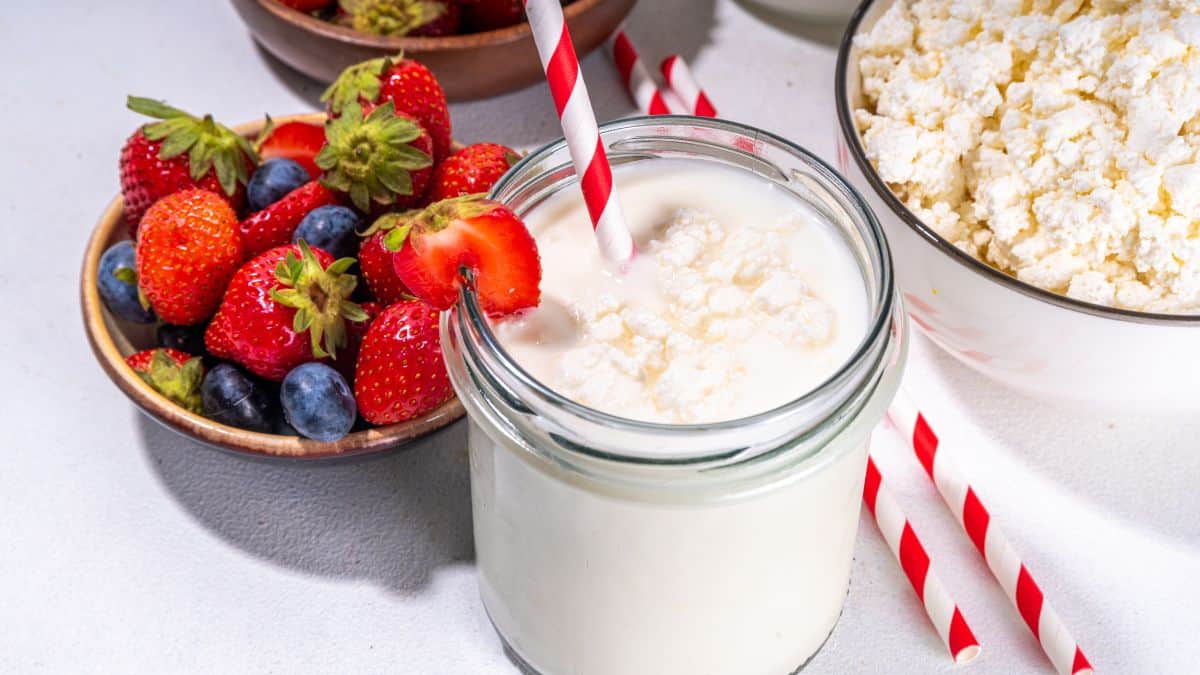 Cottage cheese smoothie with berries.