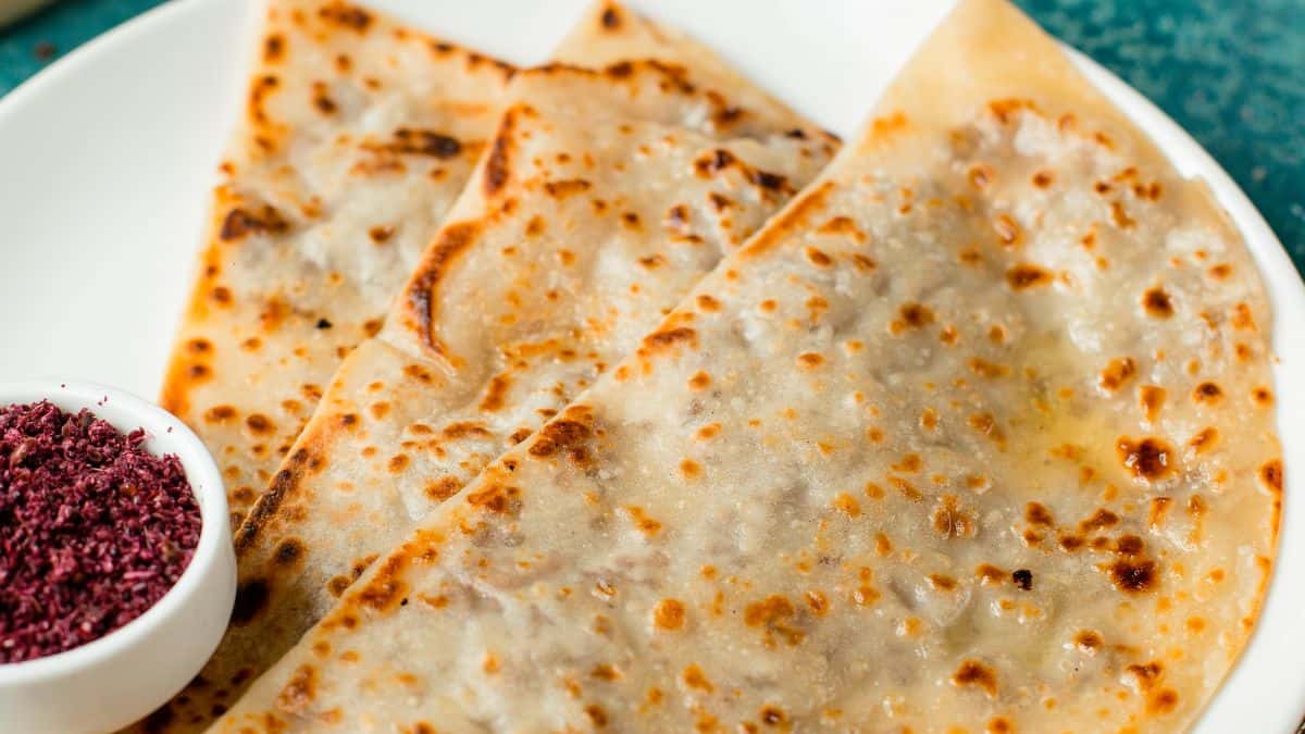 Qistibi bread on a white plate.