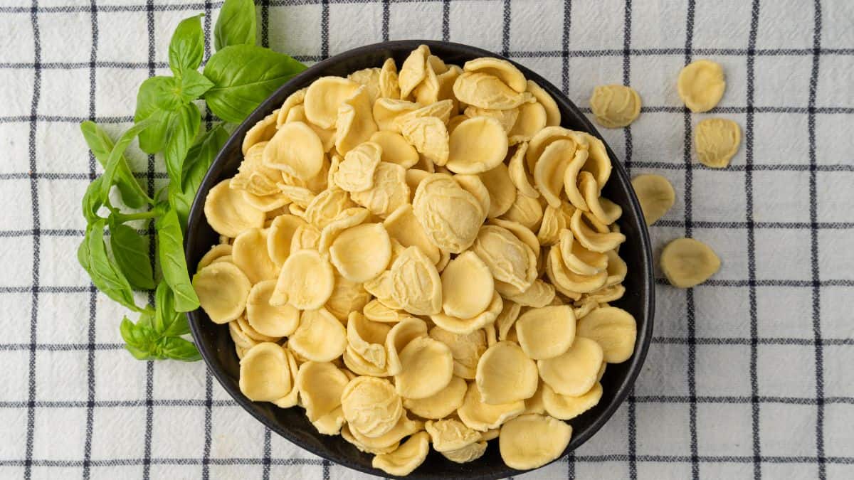 Cencioni pasta on a black plate.