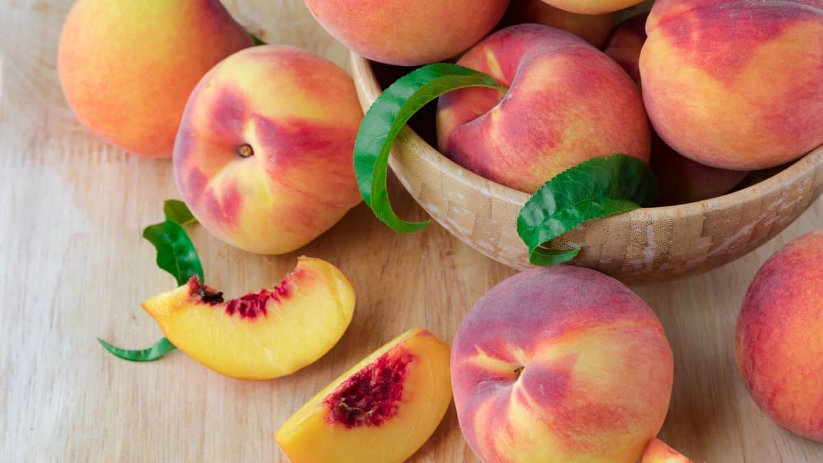 Peaches in a bowl and on a board.