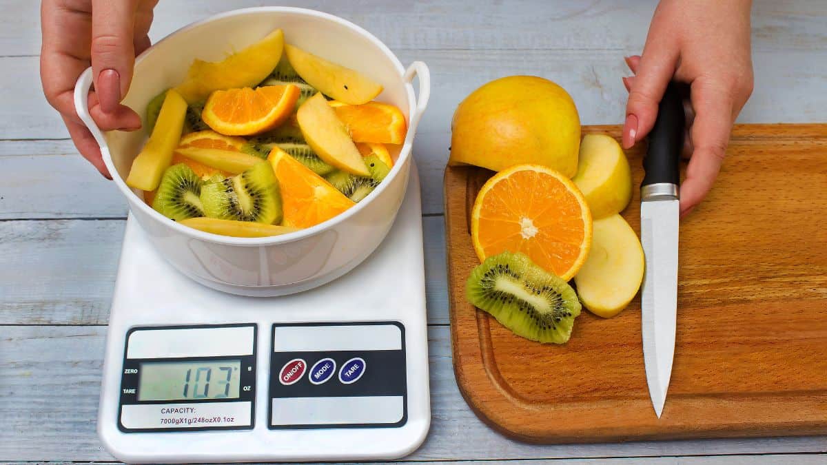 Kitchen scale measuring fruits.