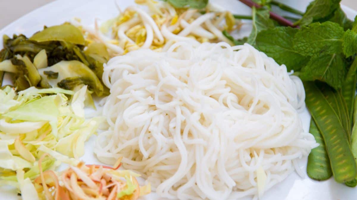 Rice vermicelli on a plate.