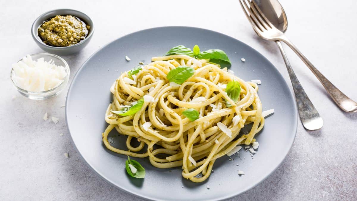 Linguine on a grey plate.