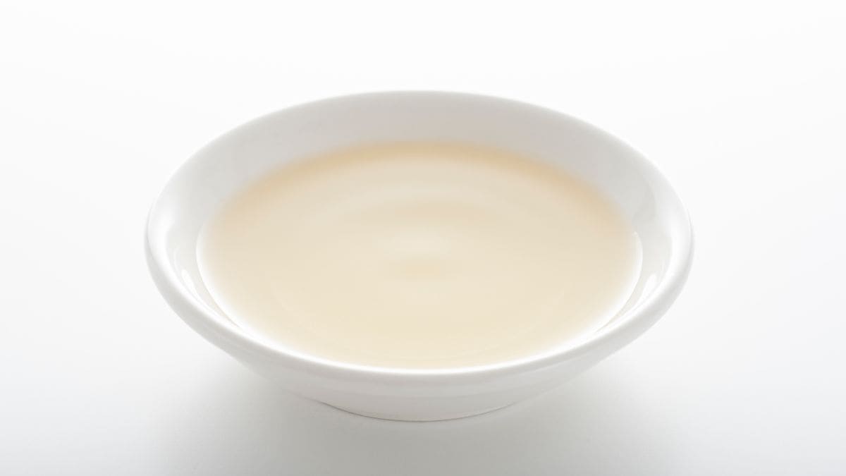 Palm vinegar in a small bowl.