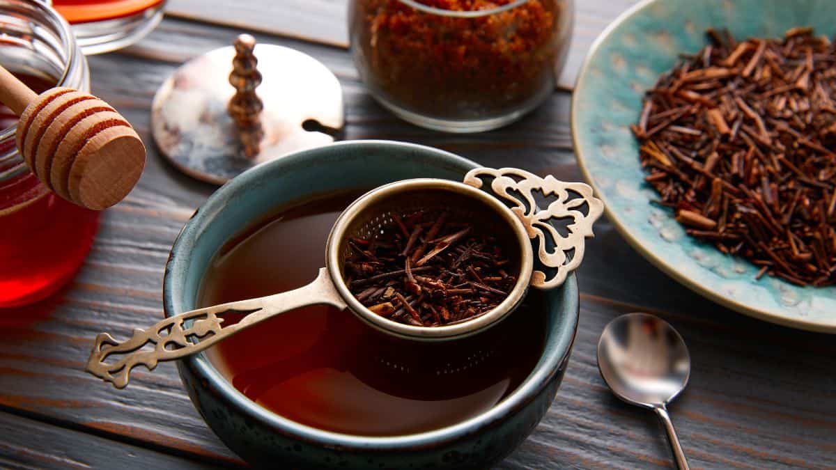 Japanese kikicha and the tea leaves on a wooden surface.