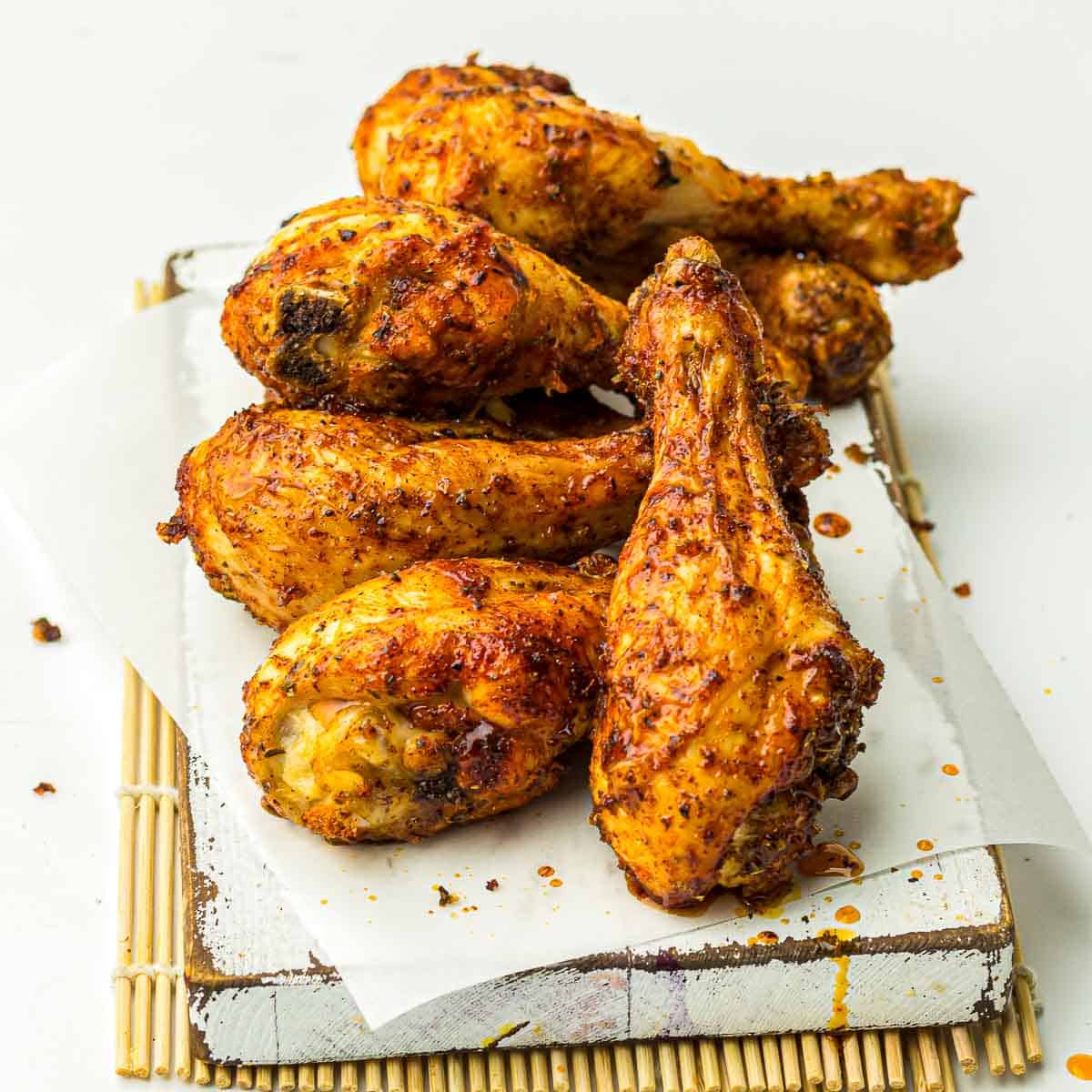 Close up of cooked chicken drumsticks.