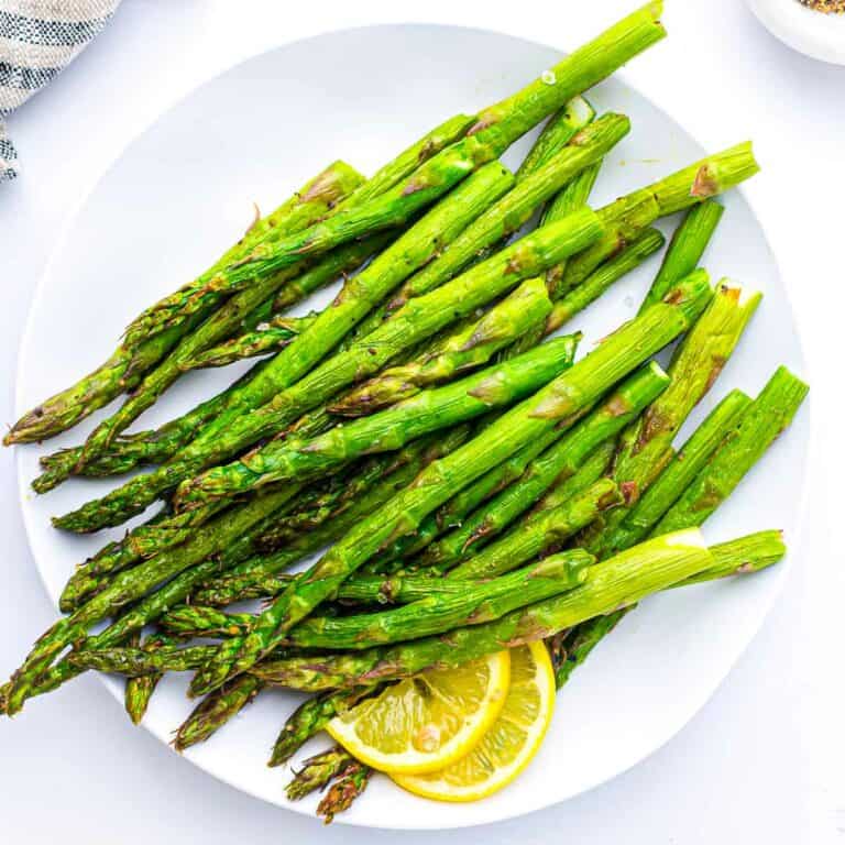 Air fryer asparagus on a round plate.