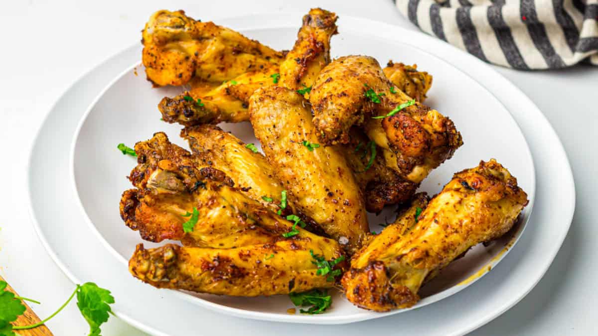 Air fryer chicken wings social media image.