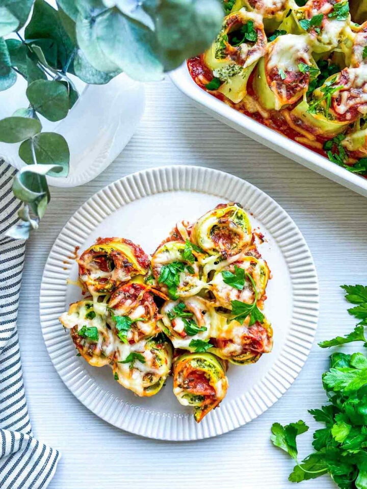 Spinach ricotta lasagna roll-ups with marinara and melted cheese